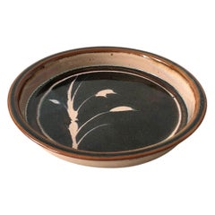 Bandeja circular vintage de Studio Pottery con trigo morado