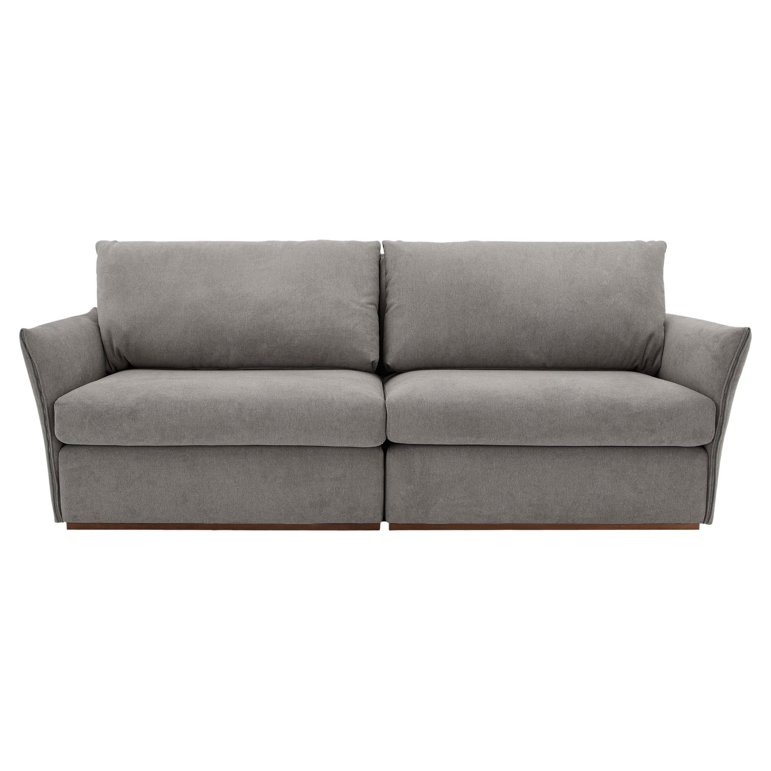 Thin Sofa mit geschwungenen Armlehnen und gepolstertem grauem Stoff