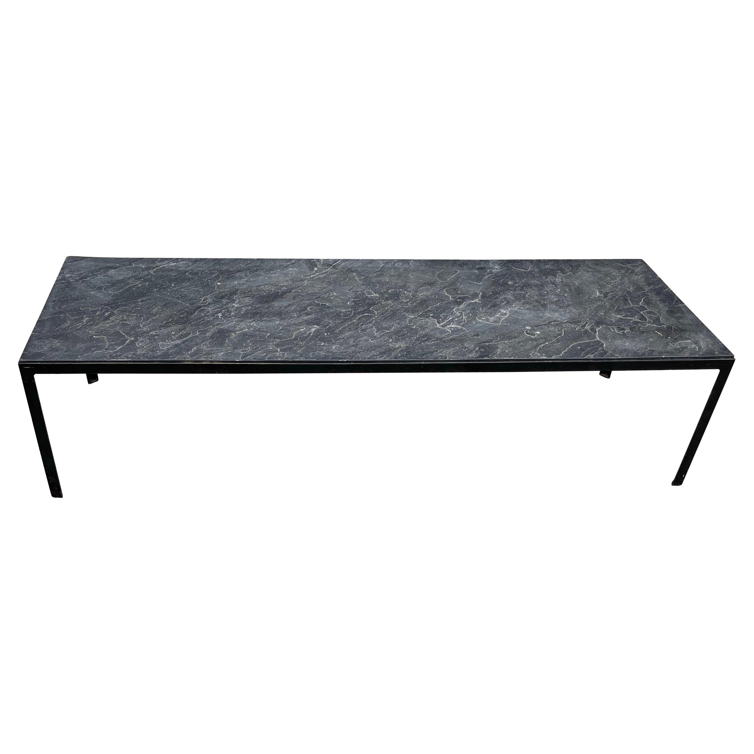 Grande et élégante table basse minimaliste avec Superbe plateau en ardoise noire et base en fer en vente