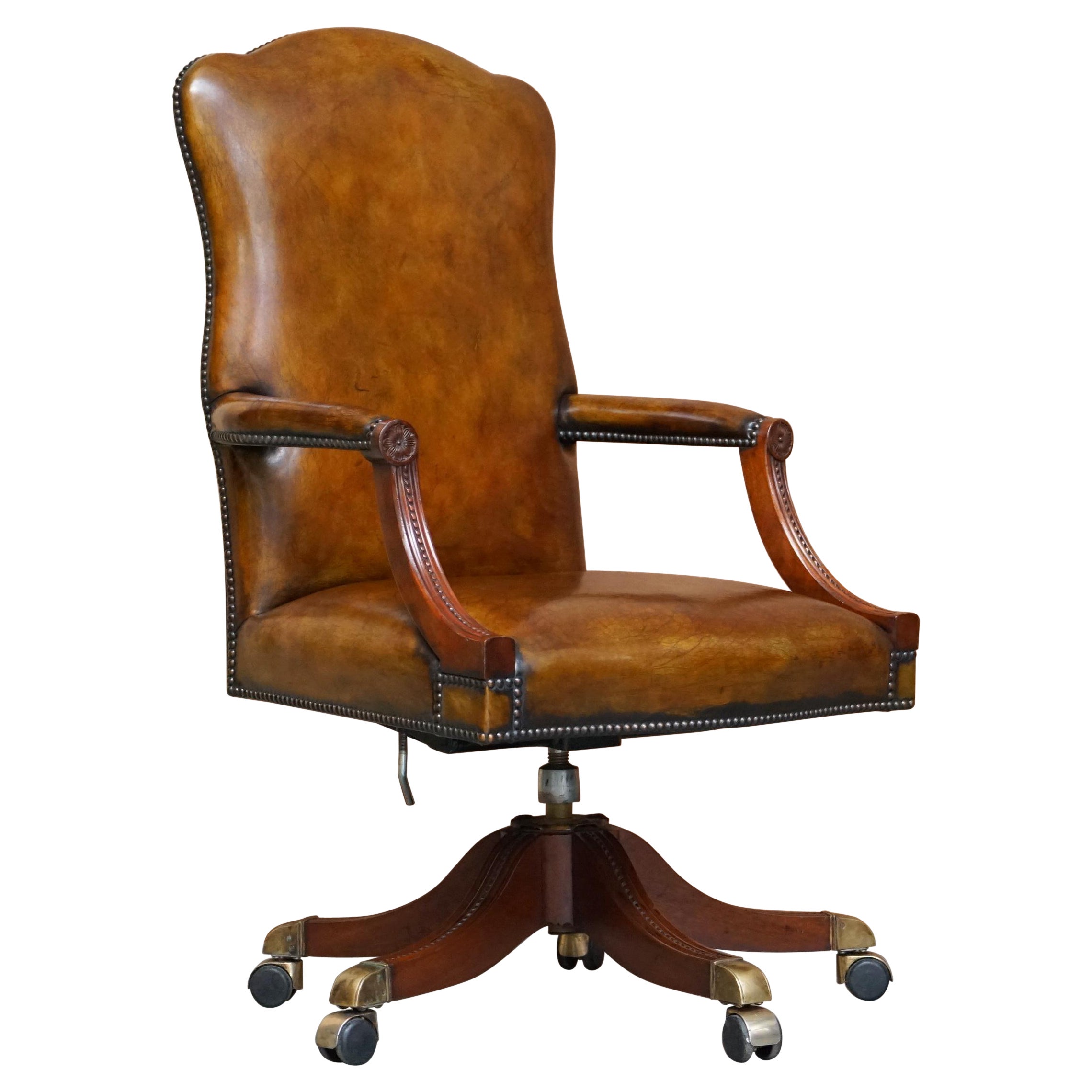 Ravissant fauteuil vintage restauré en cuir marron et cadre en chêne pour réalisateurs de films
