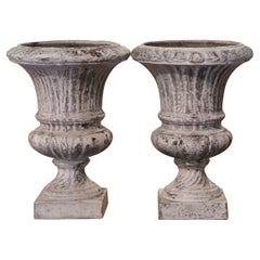 Paire de vases de jardin en fer vieilli français en forme de campane du 19ème siècle
