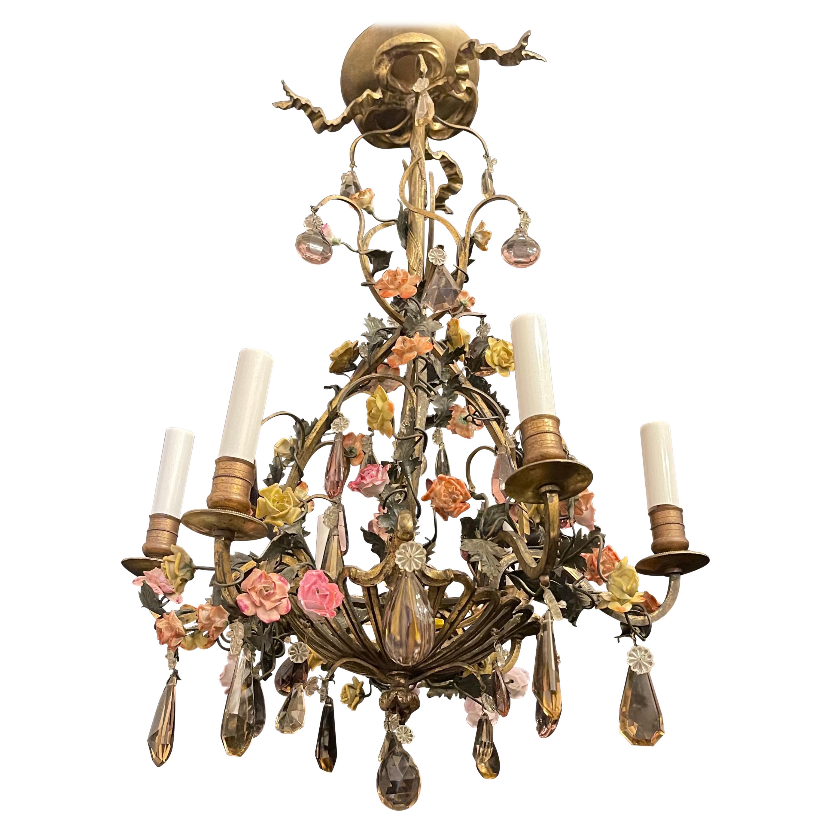Magnifique lustre panier de fleurs en porcelaine Louis XV en bronze français avec dessus en forme de ruban en vente