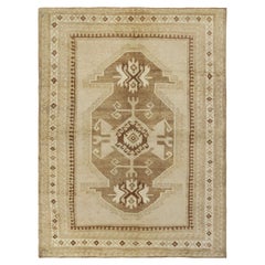 Tapis turc vintage noué à la main à motif de médaillon beige-marron de Rug & Kilim