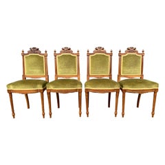 Ensemble de quatre chaises de salle à manger anciennes en bois de noyer sculpté à la main avec tapisserie verte