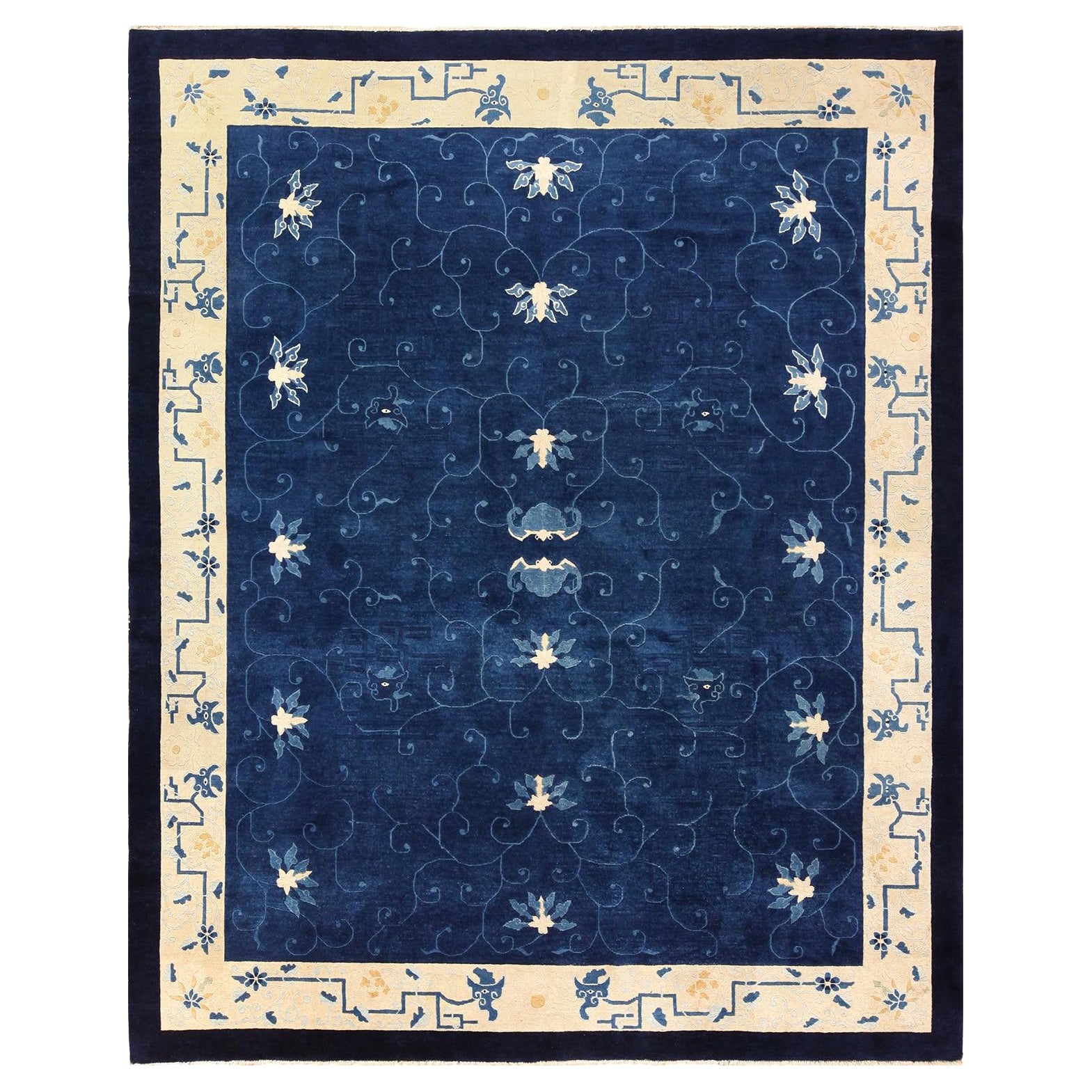 Tapis chinois bleu ancien. 8 pieds 2 po. x 9 pieds 8 po.