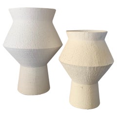 Set von 2 zeitgenössischen geometrischen Keramikvasen