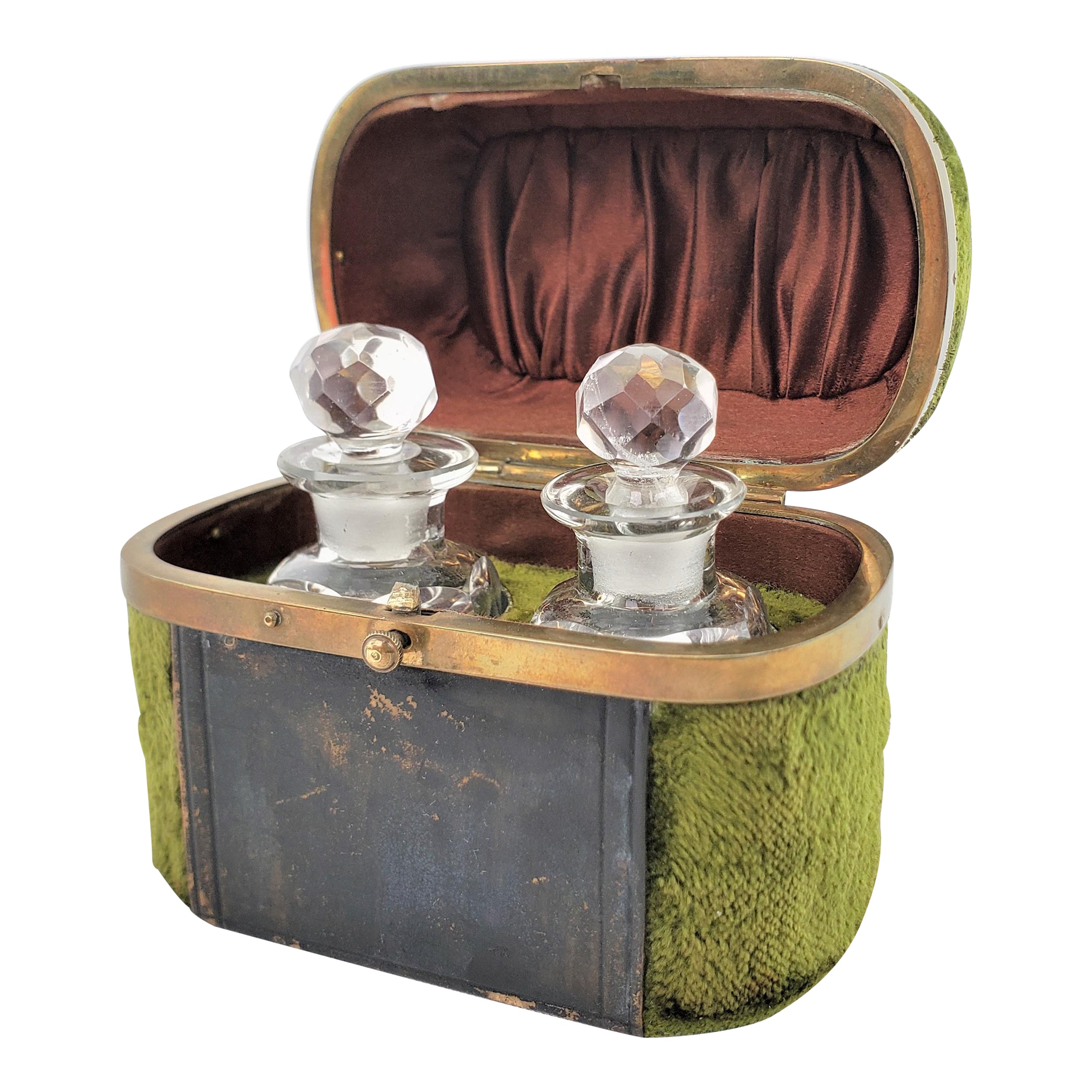 Paar antike französische Duft- oder Parfümflaschen aus klarem Glas mit passendem Etui im Angebot