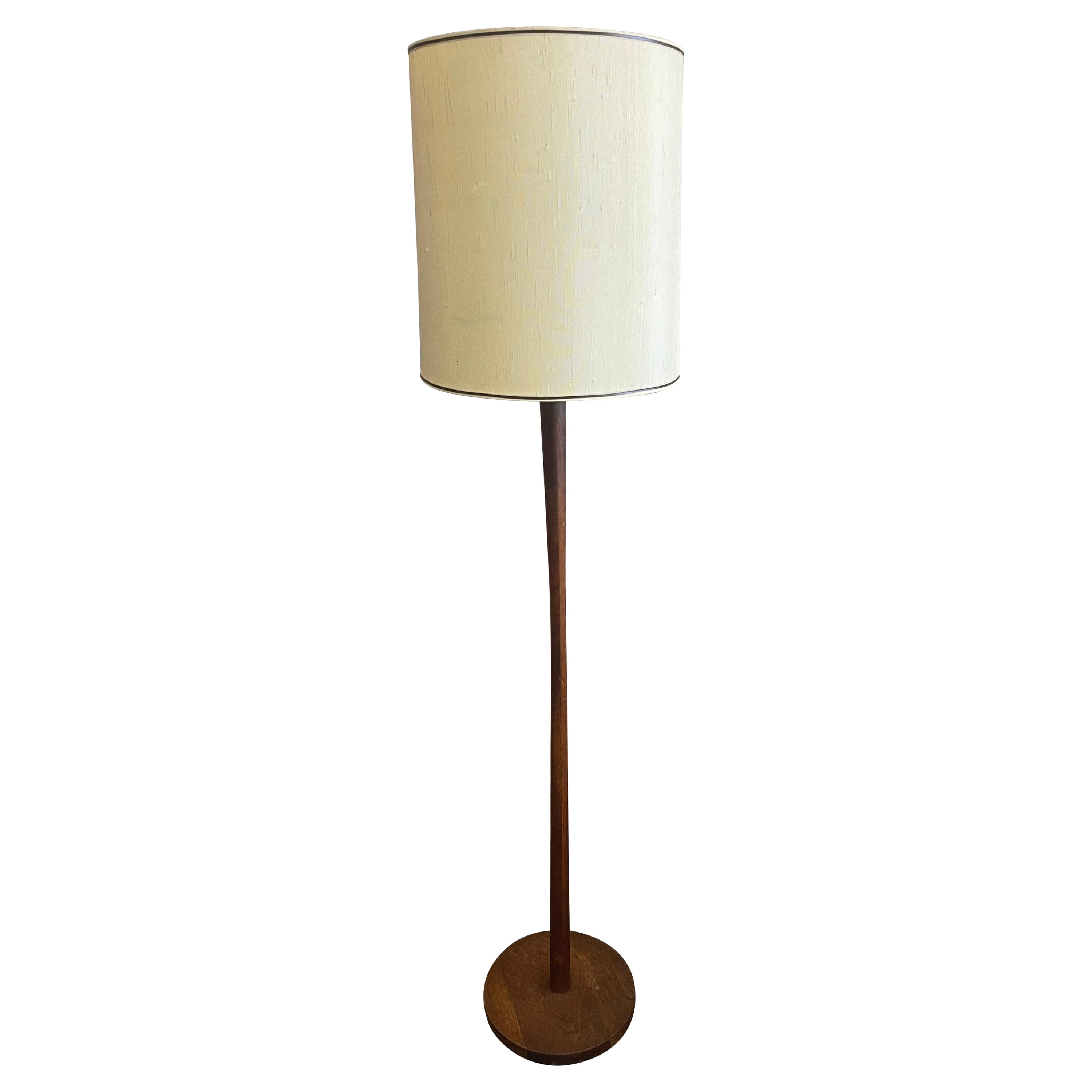 Moderne Stehlampe aus Nussbaumholz aus der Jahrhundertmitte