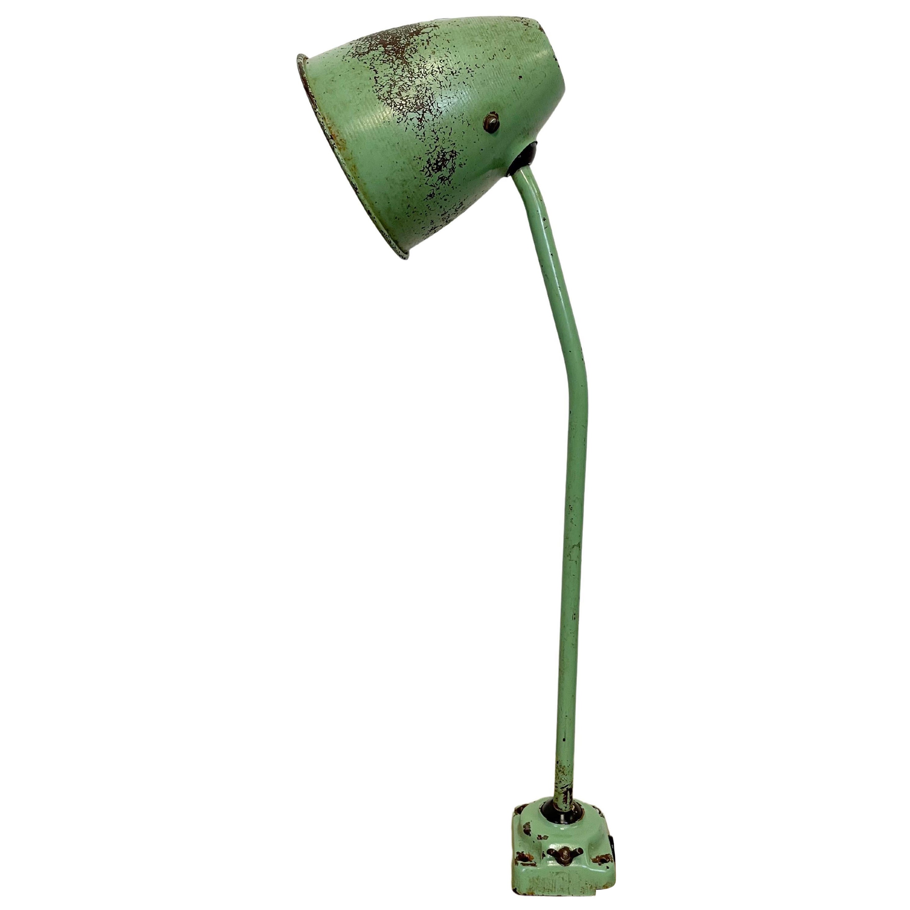 Lampe de table industrielle verte, années 1960