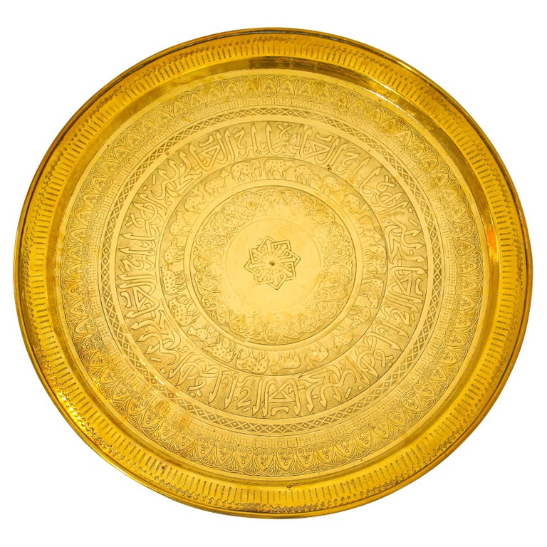 Mughal-indisches, handgefertigtes, dekoratives Tablett aus gehämmertem  maurischem Messing im Angebot bei 1stDibs