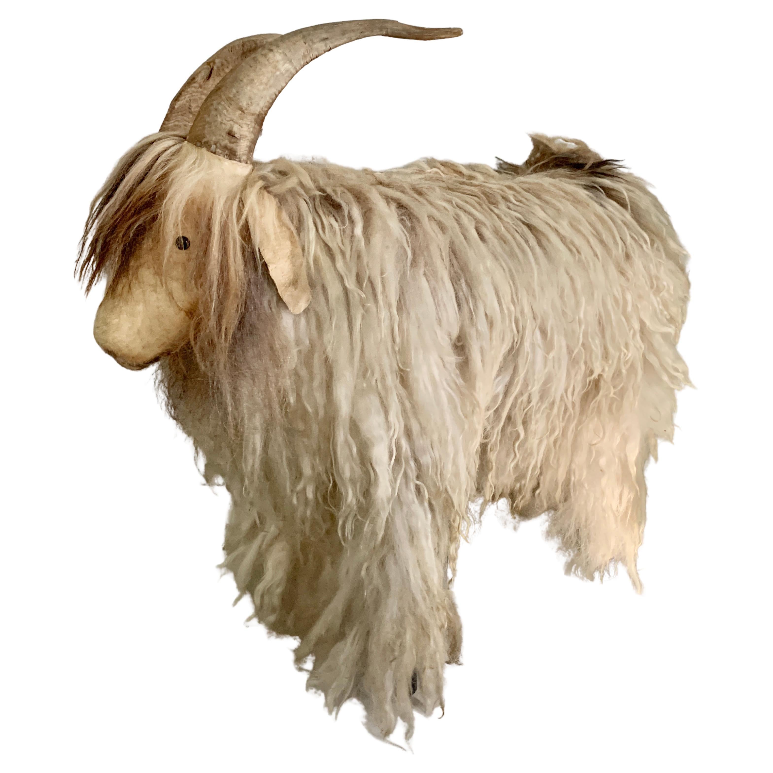 Pouf en mouton à poils longs 