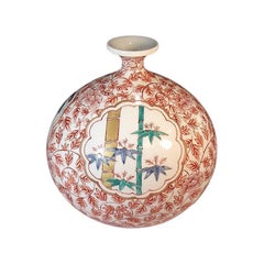 Vase japonais contemporain en porcelaine rose, rouge et crème par un maître artiste