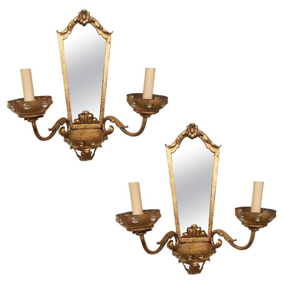 Ensemble d'appliques en métal doré et miroir, vendu par paire en vente
