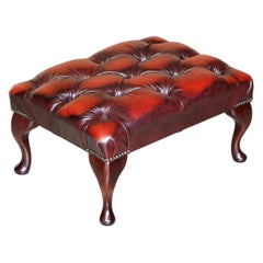 Schöner Chesterfield Fußhocker aus Oxblood-Leder mit Cabriolet-Beinen aus Buchenholz