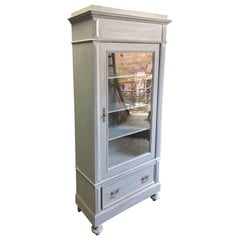 Vetrina in abete italiano, colore grigio consumato, originale del 1900 Ripiani mobili