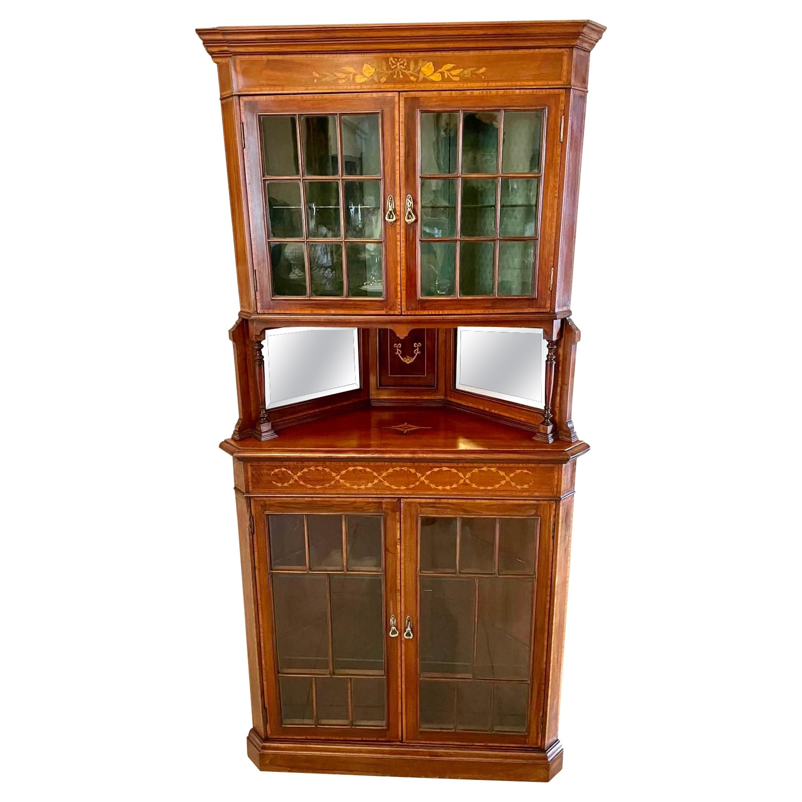 Ancienne vitrine d'angle en acajou marqueté de qualité édouardienne en vente