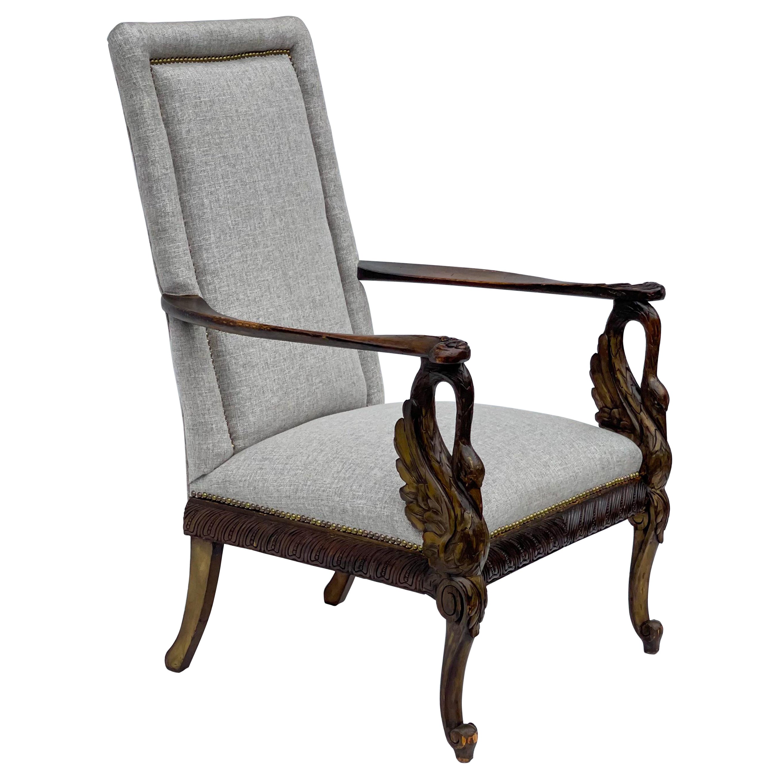 19ème siècle. Fauteuil de style néo-classique italien en noyer sculpté avec bras en forme de cygne