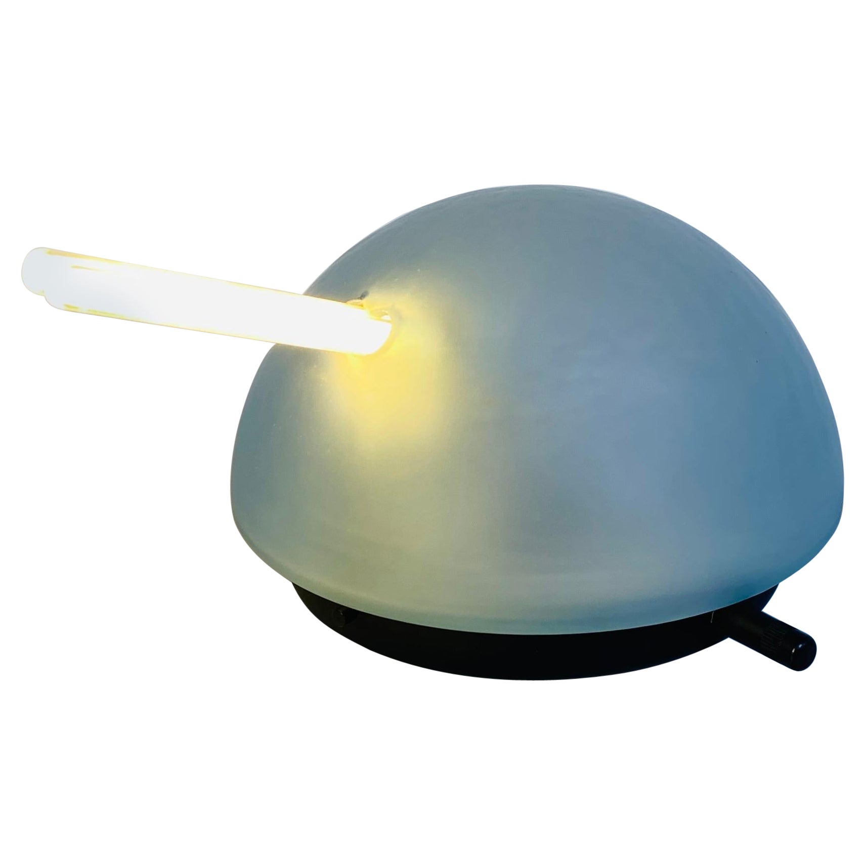 Lampada da tavolo in vetro satinato italiana del Mid-Century Modern Mod. Serbatoio di VeArt, anni '80
