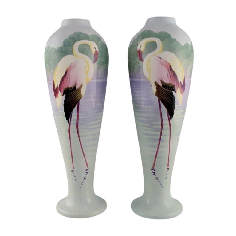 Paar große Fayence-Vasen mit handbemalten Flamingos, 1930er Jahre