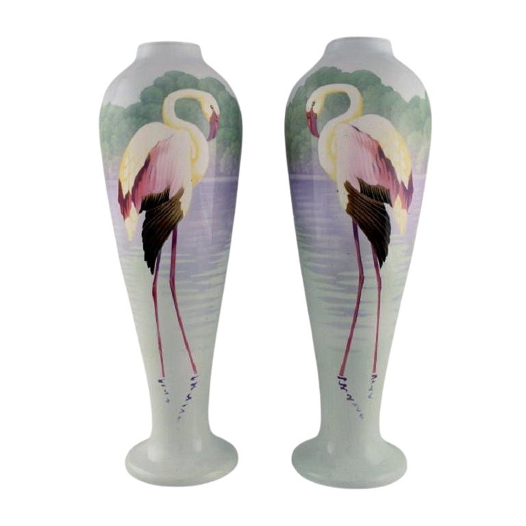 Paire de grands vases en faïence avec flamants peints à la main, années 1930 en vente