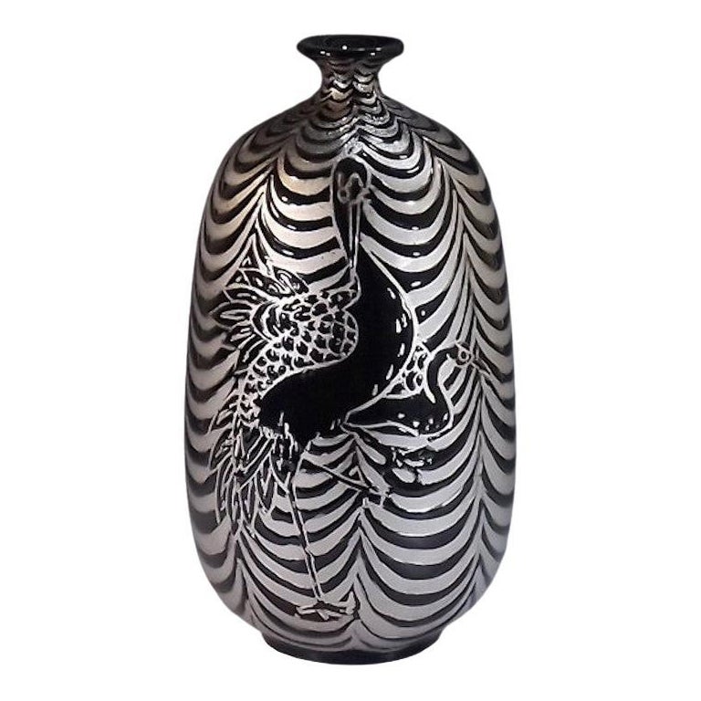 Vase japonais contemporain en porcelaine noire et platine par un maître artiste