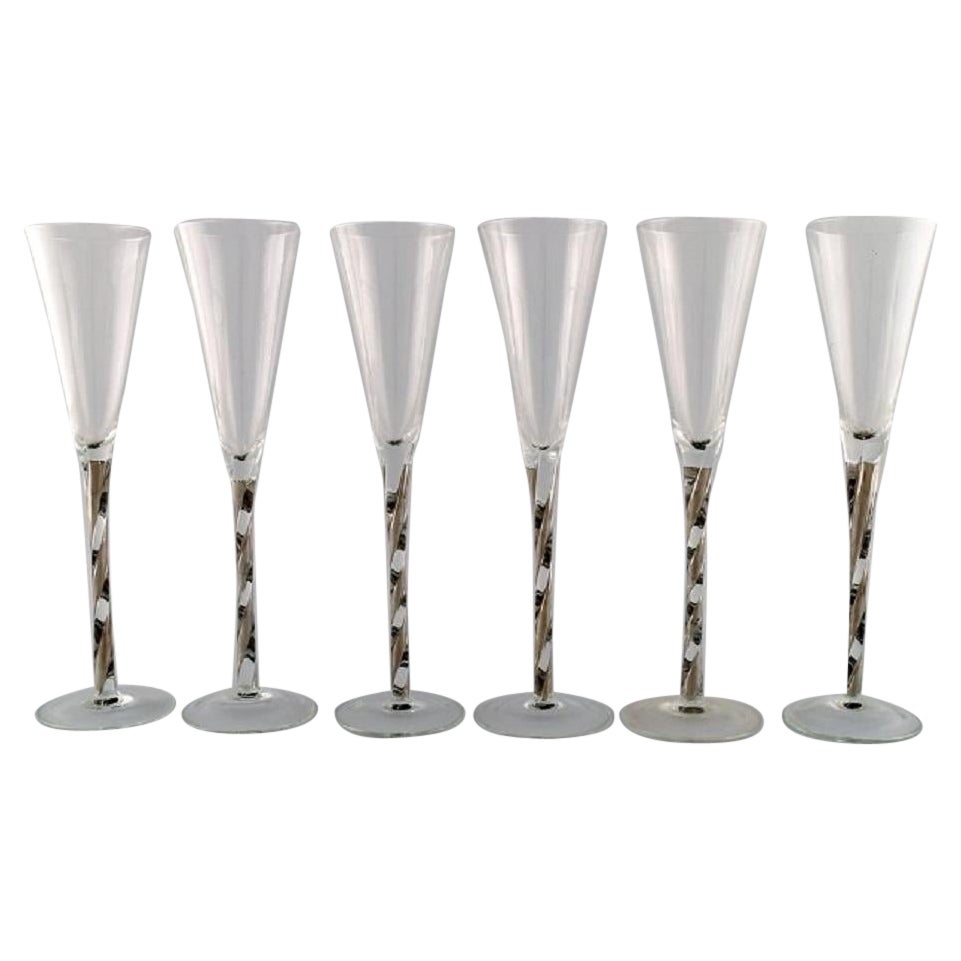 Skandinavischer Glaskünstler, sechs Champagnergläser aus mundgeblasenem Kunstglas