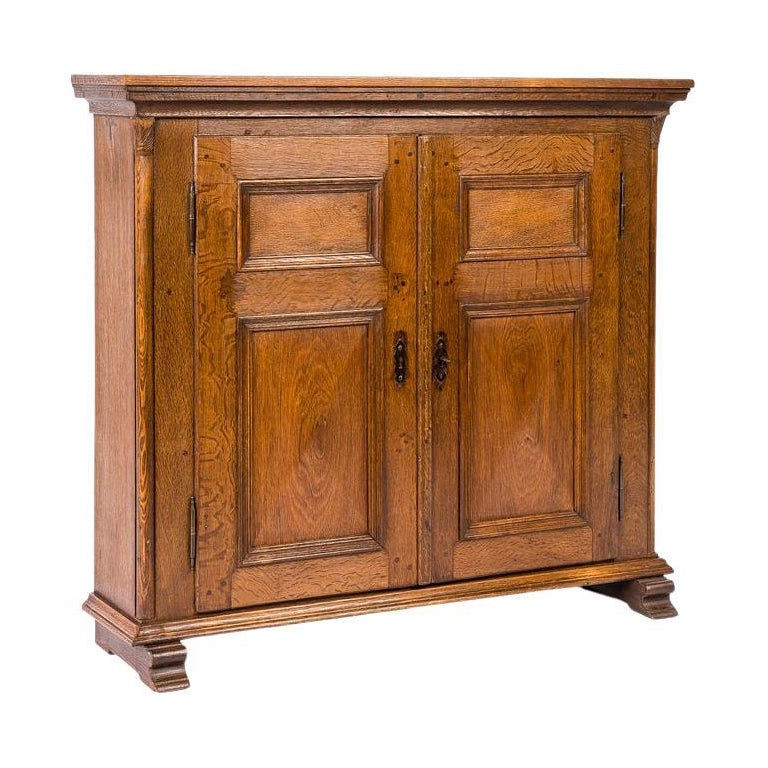 Ancienne armoire d'entrée allemande du XVIIIe siècle à deux portes en chêne  couleur miel, du XVIIIe siècle - En vente sur 1stDibs