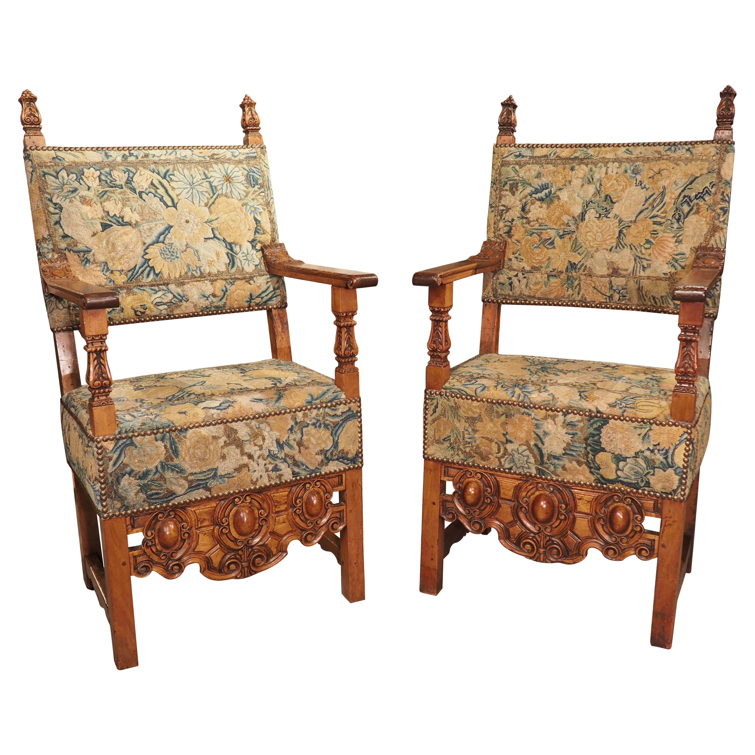 Paar antike italienische geschnitzte Sessel aus Nussbaumholz mit Nadelspitze-Polsterung im Angebot