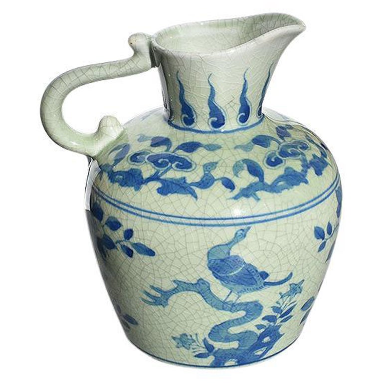 Blau-weißer Keramikkrug mit Kranich- und Blumenmotiv im Chinoiserie-Stil