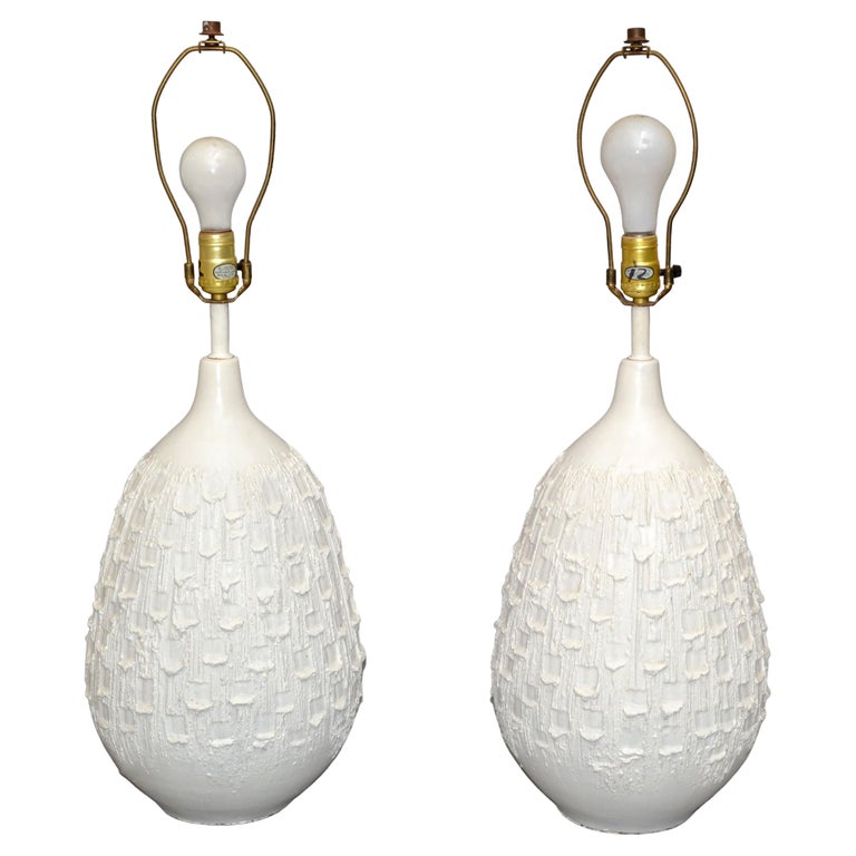 Pair of white ceramic table lamps, 1965, offered by Galleria d'Epoca