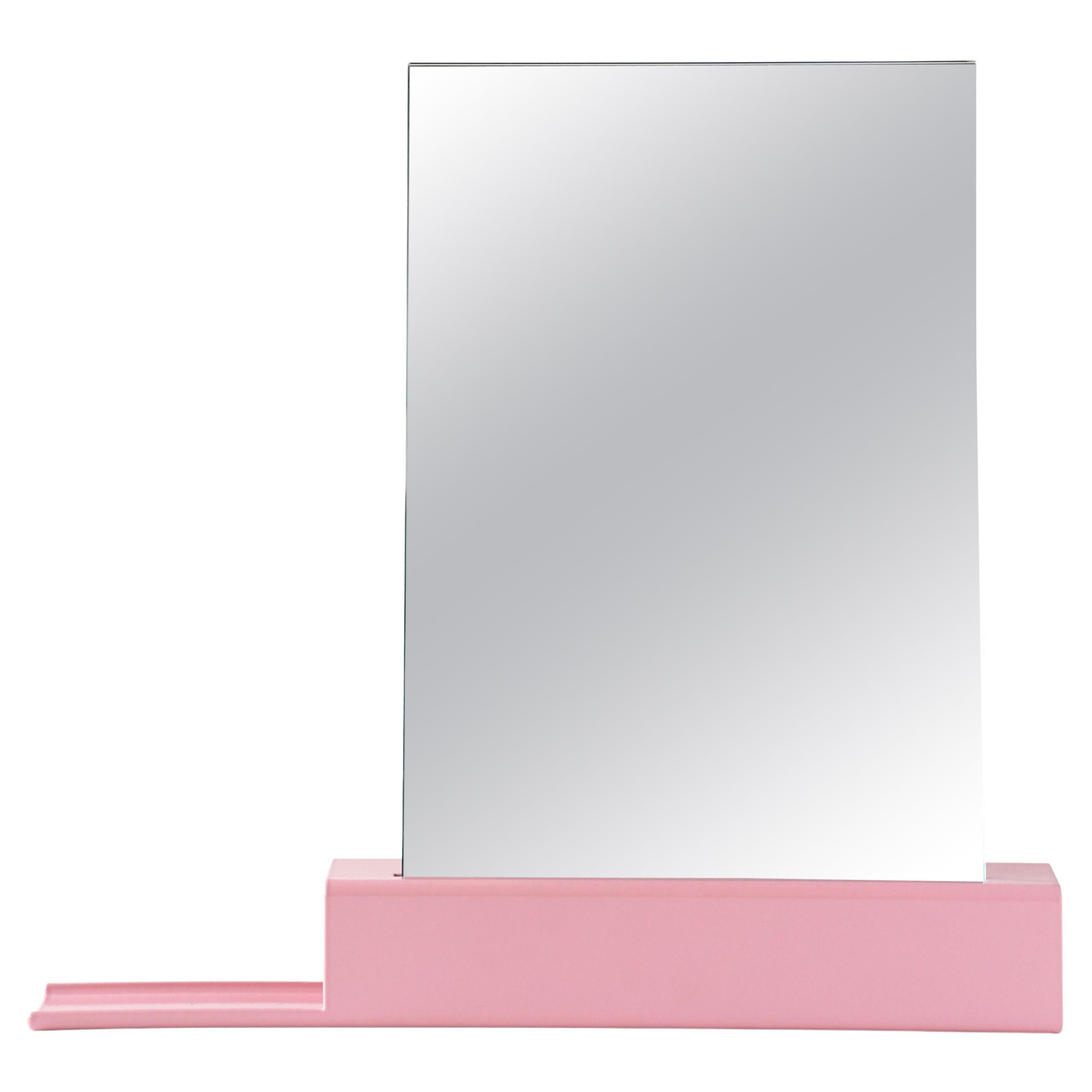 The M1 (mirror 1) is a line of mirrors designed by Harm de Veer. This industrial yet elegant Dutch-design is available in various versions, colours and sizes. Alone or in combination, you can make a statement out of functionality. Due to the