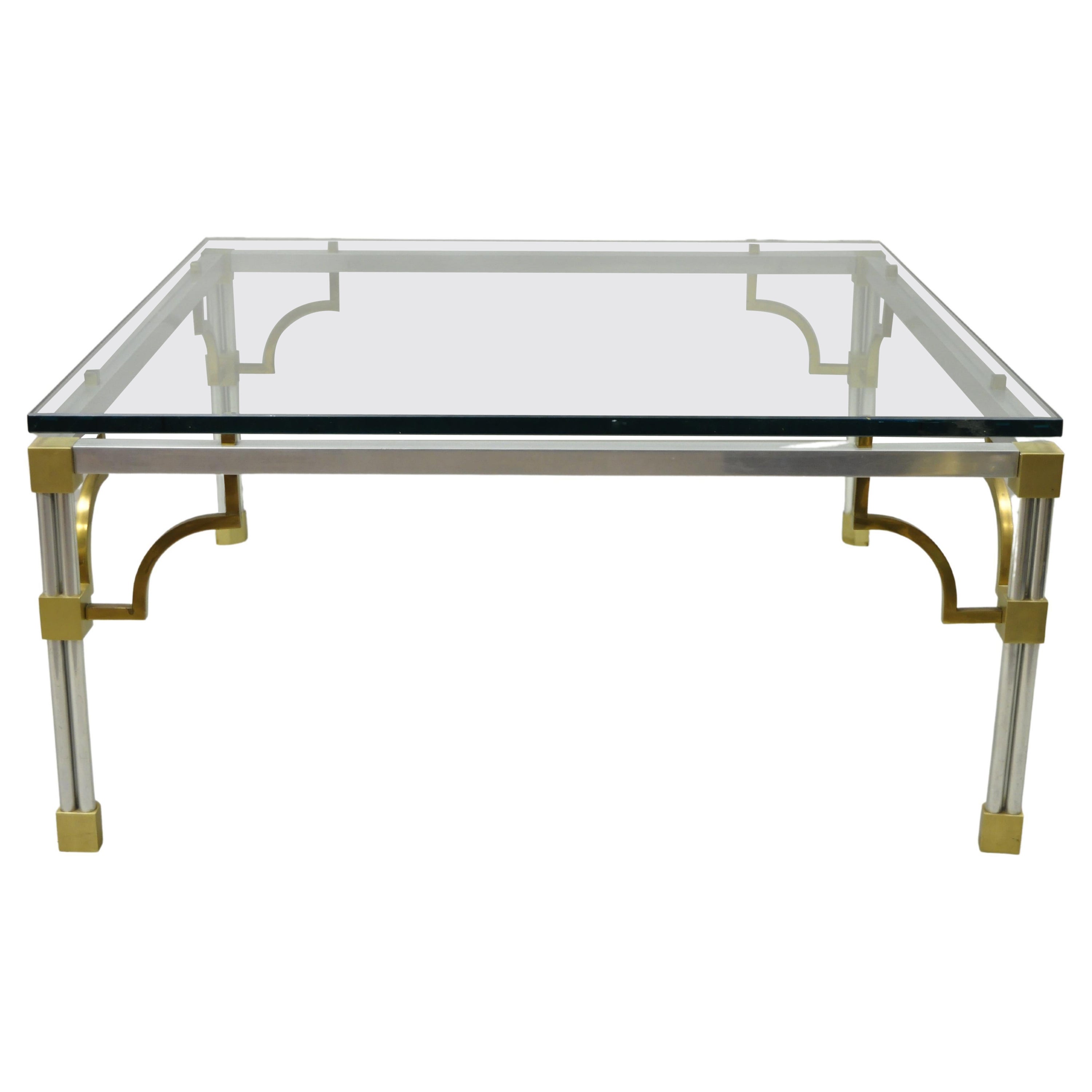 Table basse de style Maison Jansen en aluminium brossé et laiton avec détails en verre chantouré de clés grecques en vente