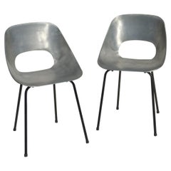 Lot de 2 chaises en aluminium Tonneu Pierre Guariche "Tulipe"