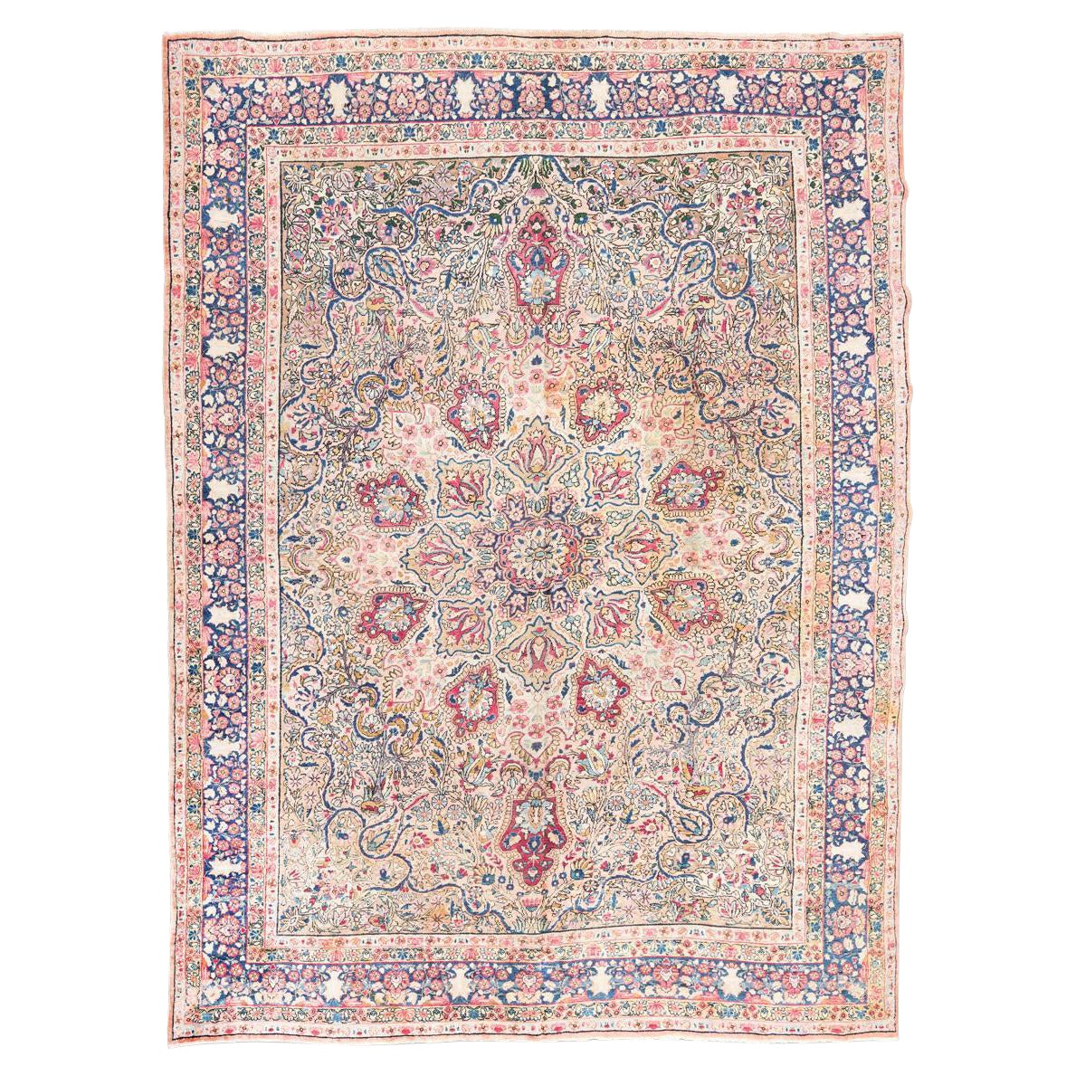 Handgefertigter Kirman-Teppich aus Wolle mit klassischen Blumen, Blättern und Zweigen im Design.