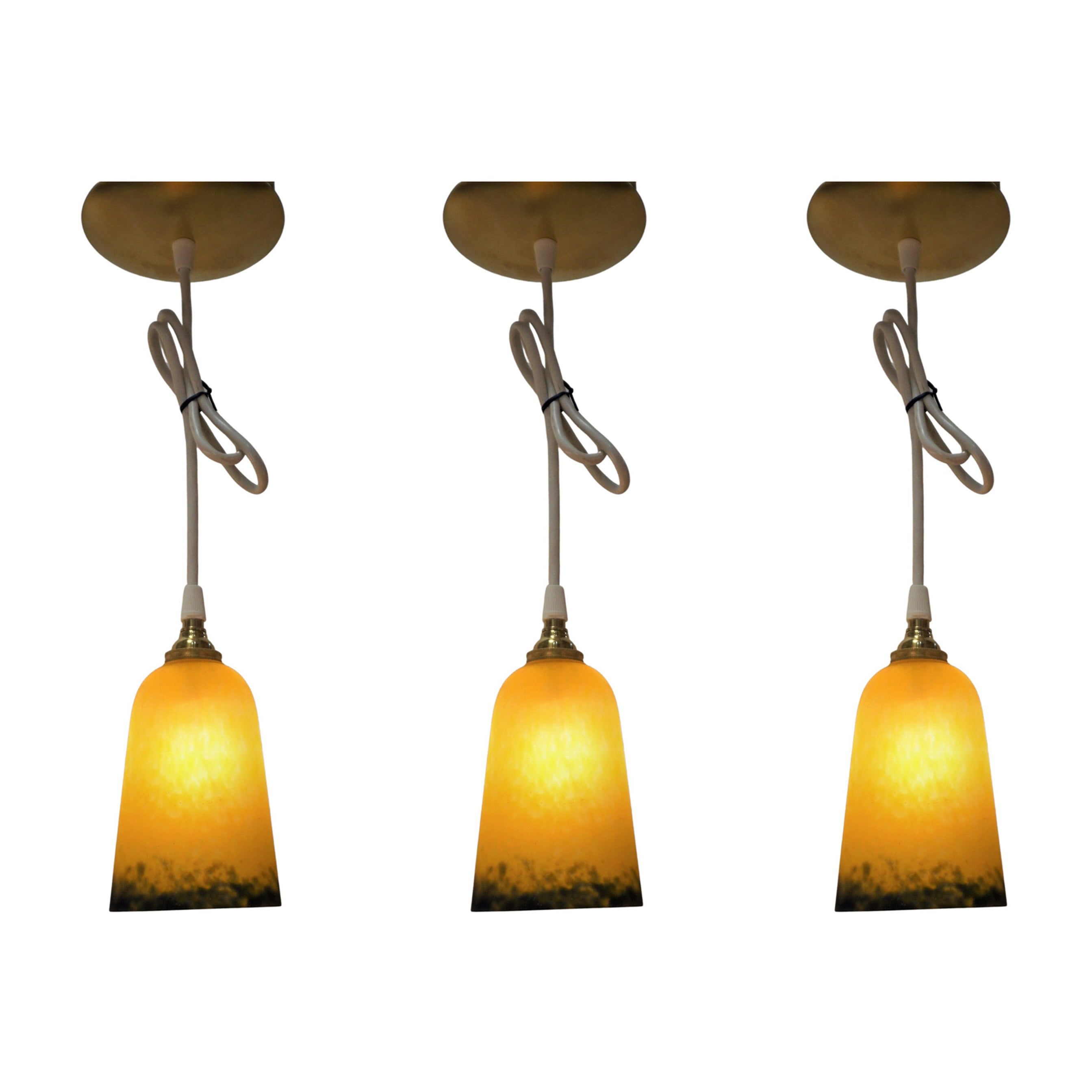 Ensemble de trois lampes à suspension à abat-jour en verre d'art français par Muller Freres n° 19 en vente