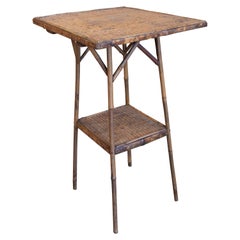 Table d'appoint haute à 1 étagère en bambou et osier tressé chinois des années 1950