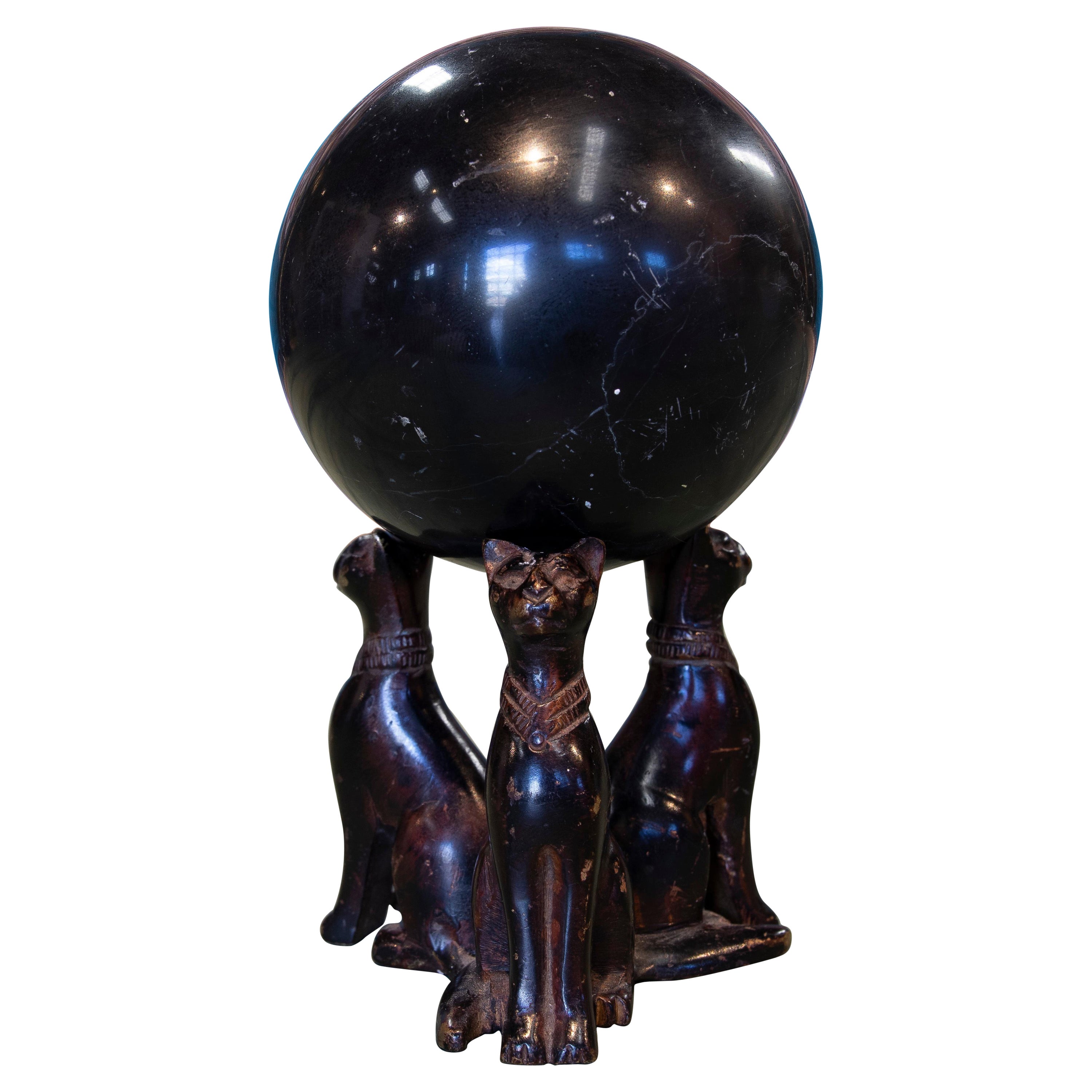 Balle en marbre noir espagnol des années 1970 sur piédestal de trois chats en bronze