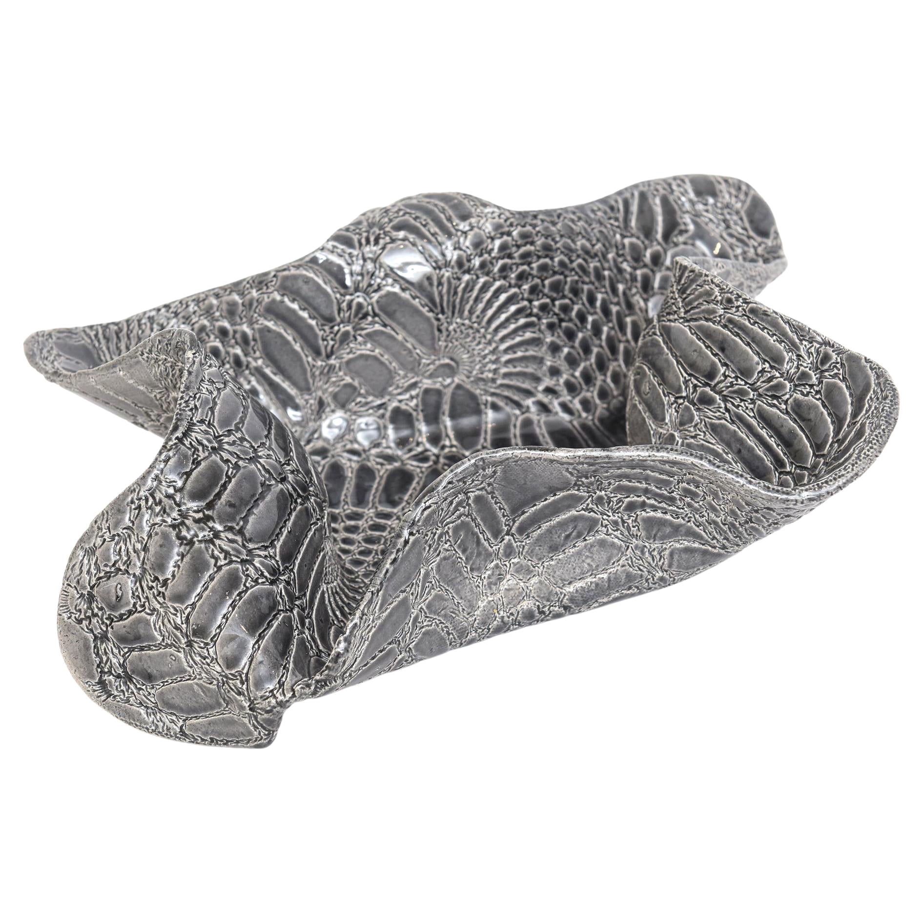 Keramik Texturierte Biomorphe skulpturale Schale mit Schlangenhautmuster Grau Weiß im Angebot