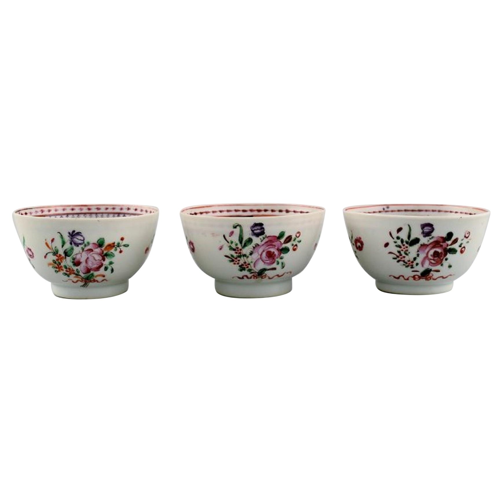 Trois tasses à thé chinoises anciennes en porcelaine peinte à la main, Qian Long (17736-1795)