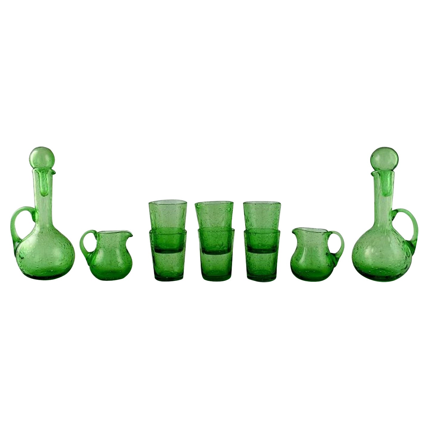 Biot, France, deux carafes, six verres et deux petites cruches en verre d'art vert