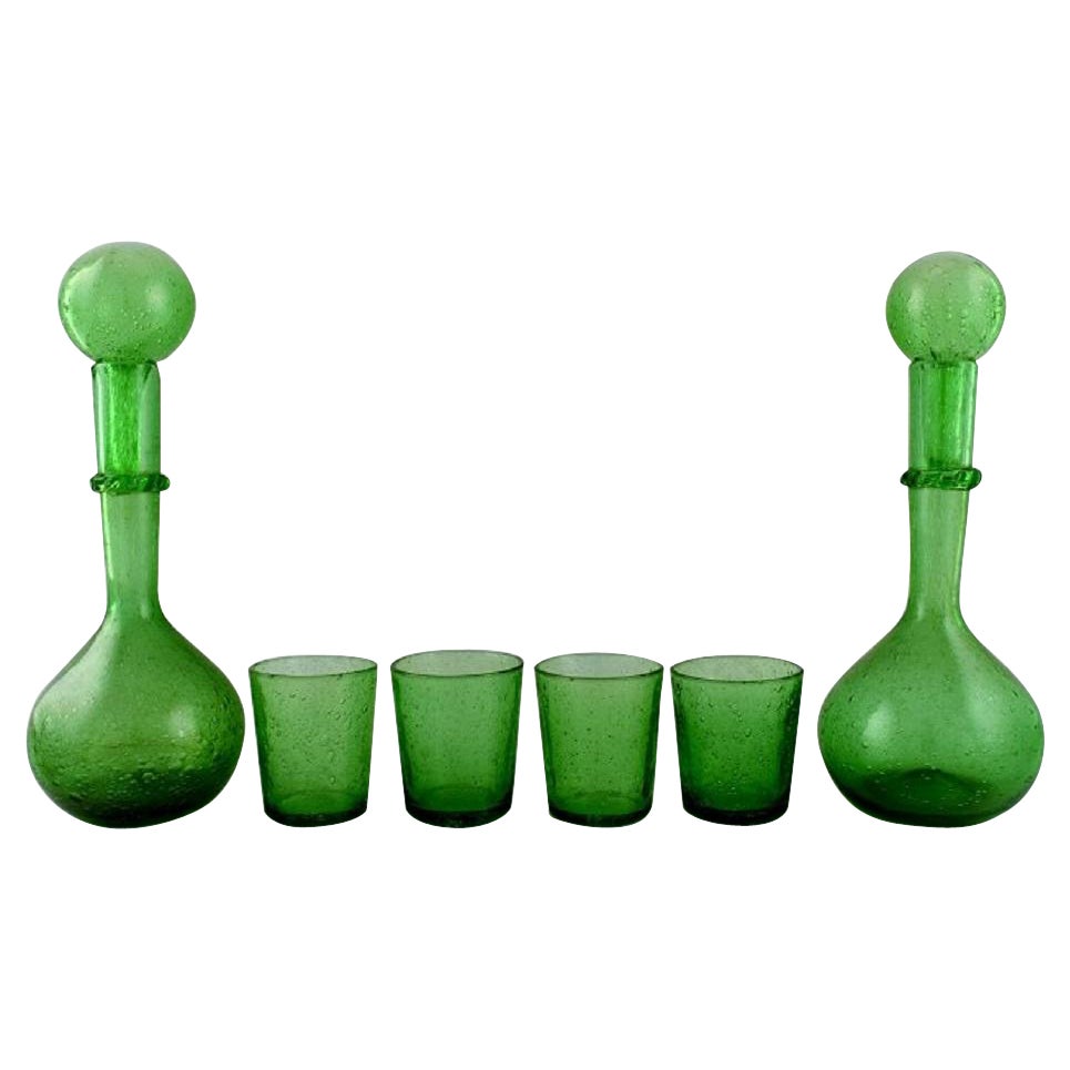Biot, Frankreich, zwei Weinkaraffen und vier Gläser aus grünem, mundgeblasenem Kunstglas