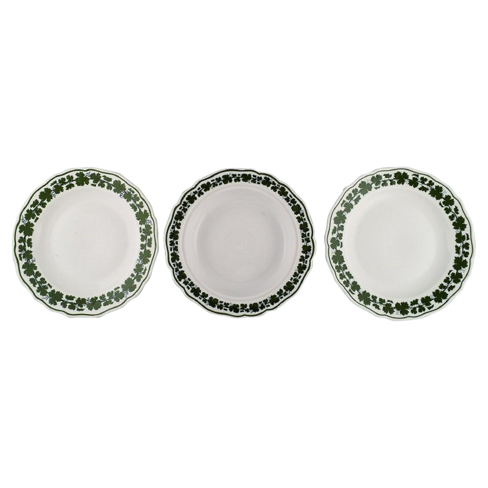 Trois assiettes en forme de feuilles de vigne de lierre vertes de Meissen en porcelaine peinte à la main