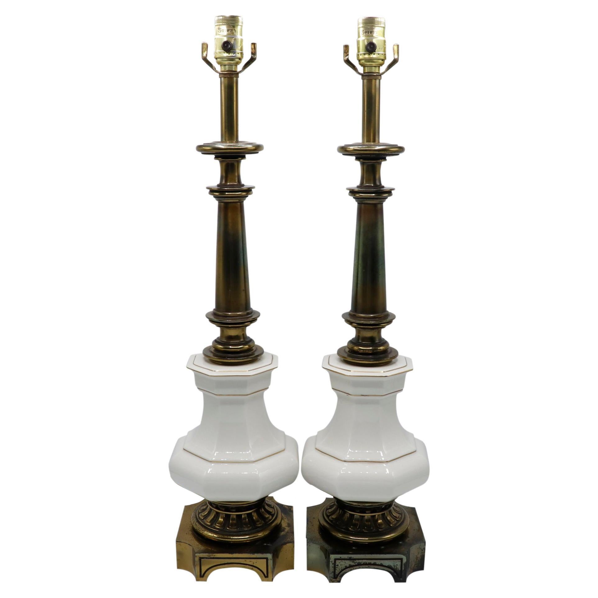 Paire de lampes de table de style Empire français par Stiffel