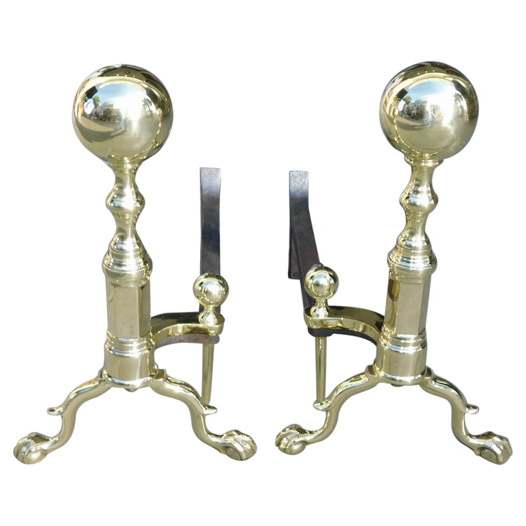 Paar amerikanischer Messingkugel-Andirons mit Ball and Claw Feet, CIRCA 1840