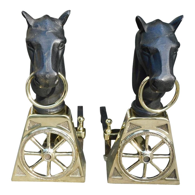 Paar amerikanischer Pferdekopf-Feuerböcke aus Messing und Gusseisen mit Wagenrad, um 1850