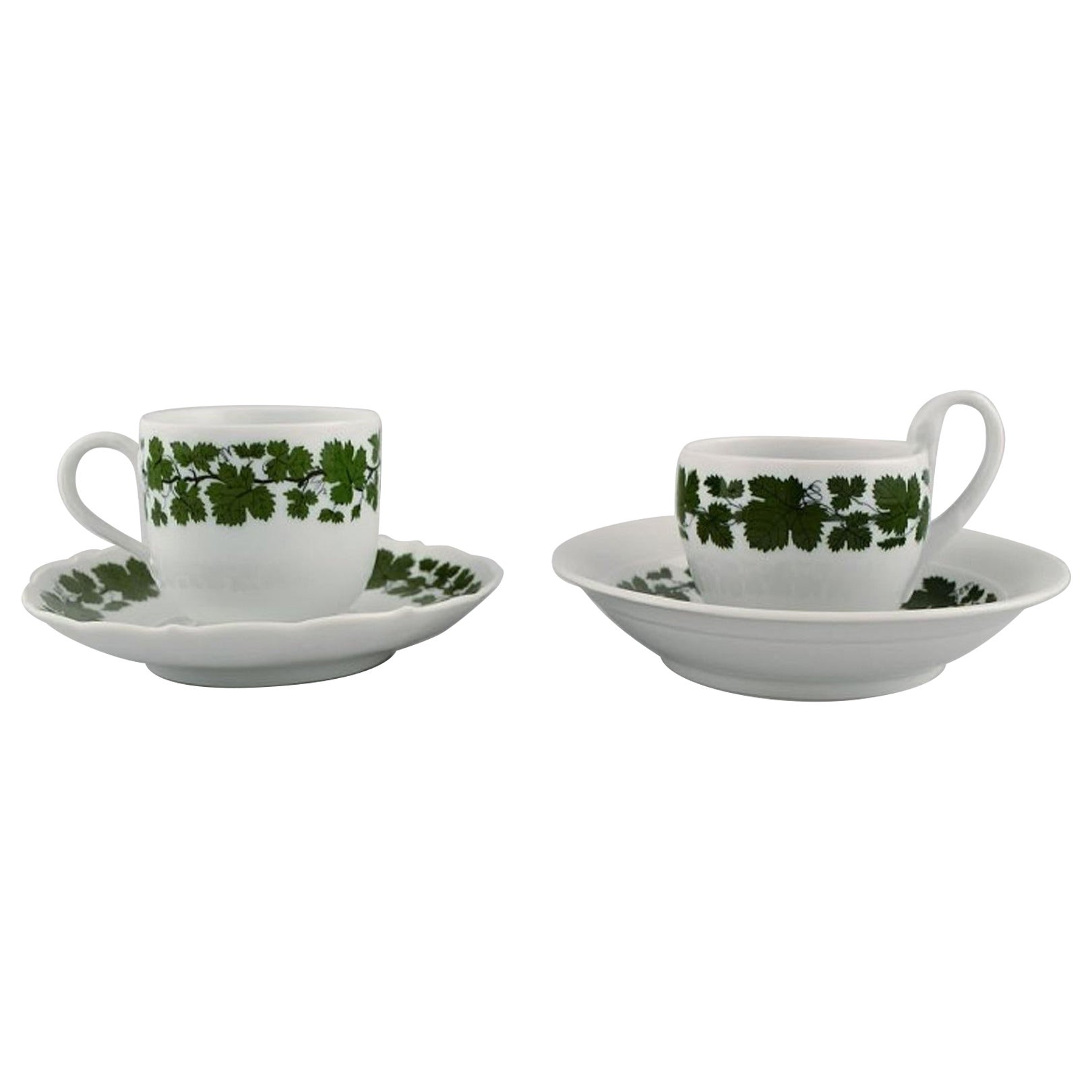 Deux tasses à café Meissen en forme de feuille de vigne de lierre verte avec soucoupes en porcelaine