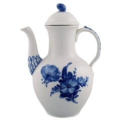 Royal Copenhagen Blaue geflochtene Kaffeekanne mit Blume