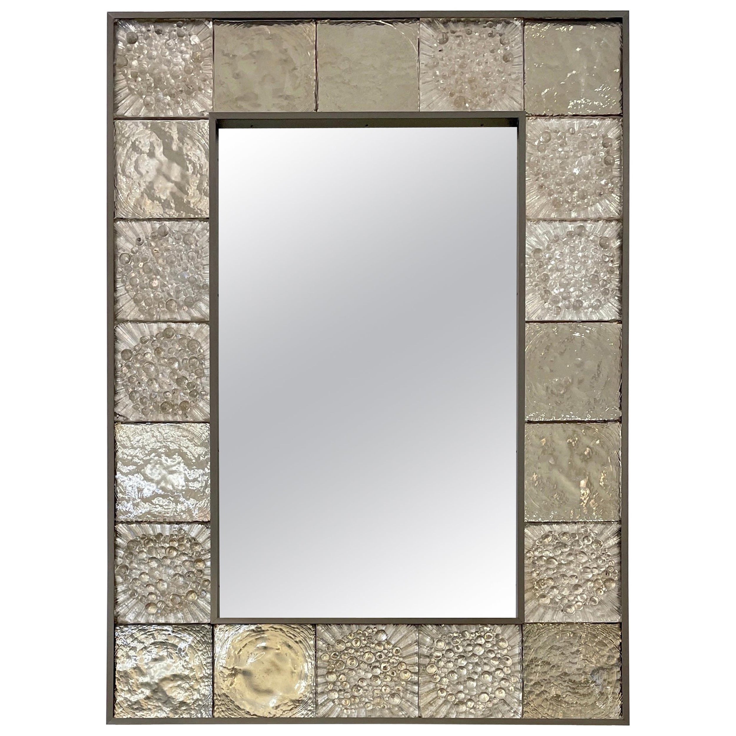 Espejo personalizable de cristal de Murano ahumado italiano plateado con azulejos geométricos de metal de cañón en venta