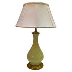 Élégante lampe française en verre opalin et laiton, circa 1950