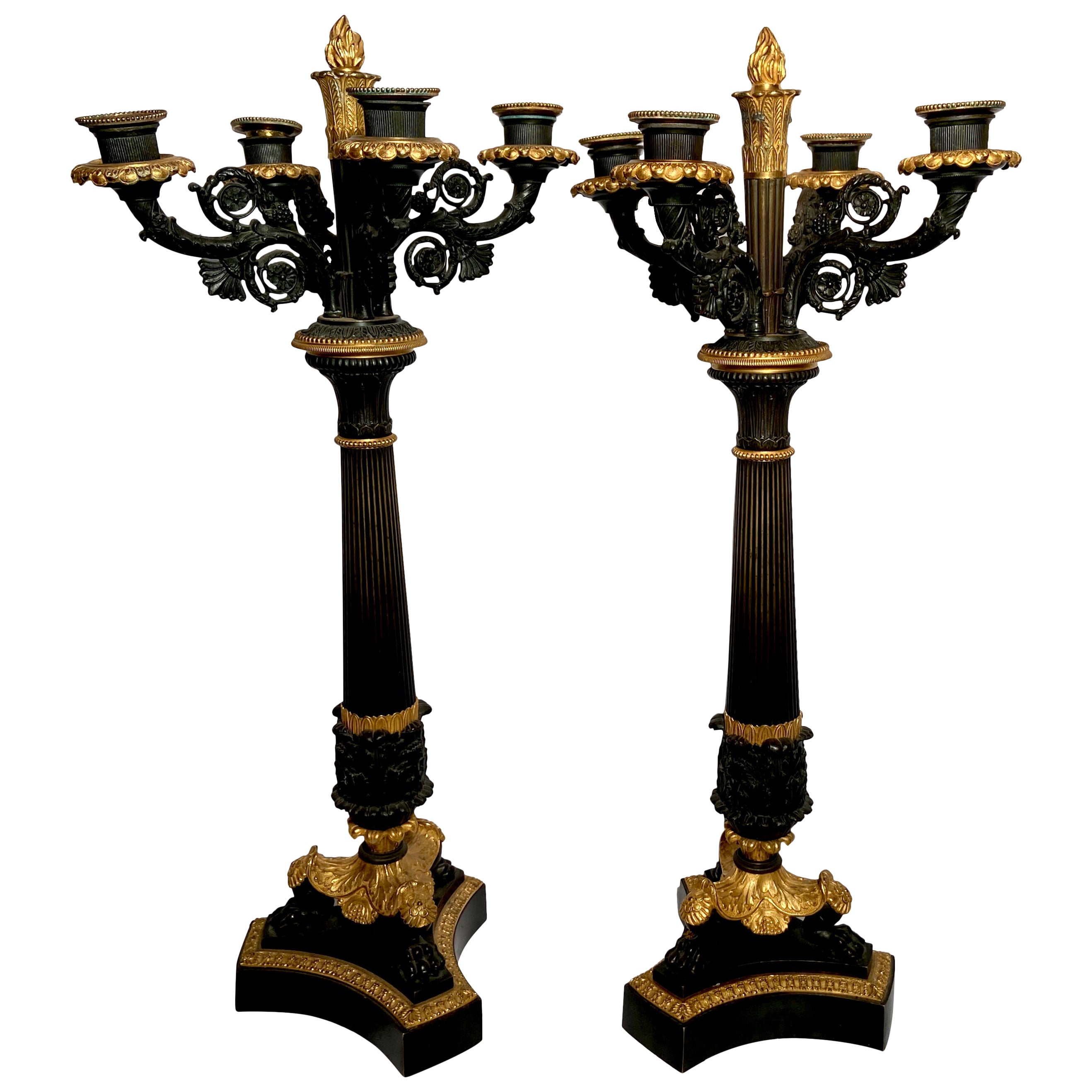 Paire de candélabres anciens de style Empire français en bronze patiné et bronze doré, vers 1860